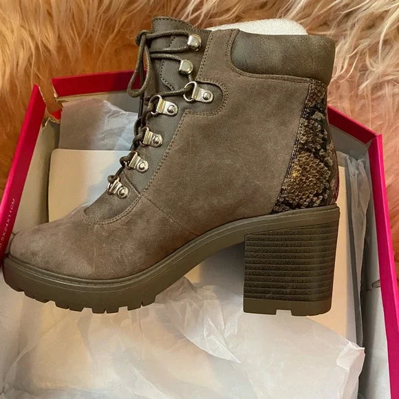 Brown heeled booties. - Picture 2 of 4